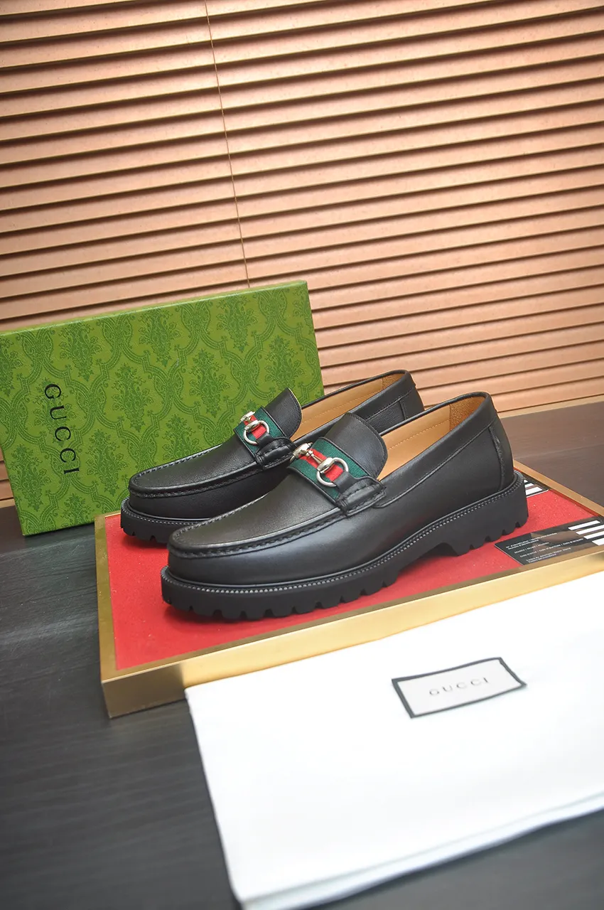 Men's shoes💰560💶Italy's top luxury men's shoe giant (GUCCI) (Gucci) (full cowhide lining) new arrival🍃Original European style🔰 Pleasant to the eye😍In order to make the shoes more durable and non-deformable🌀The production continues to follow traditional methods but there is still no lack of innovation💪Choose original sheepskin for the leather♻️ Smooth and natural And extra bright ⭐Made of imported cowhide, the first choice of rich people 38-45 (45 customized)